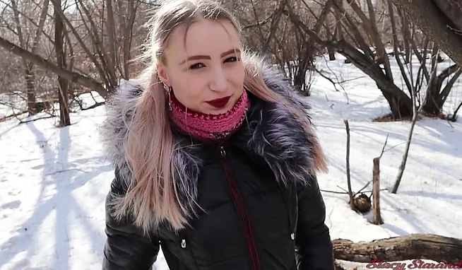 Внезапно захотелось выебать подругу. Отвёл в лес и натянул прямо в пуховике