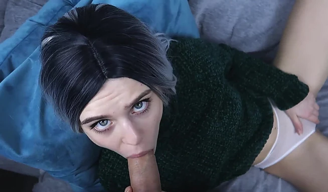 Голубоглазая красотка Little Angel тренерует свой ротик членом дружка