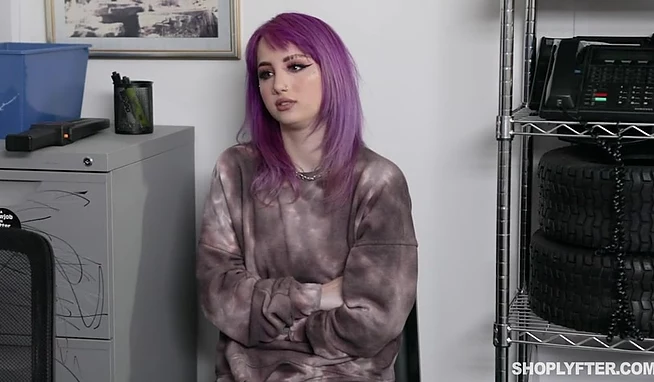 Украла Apple Watch, спрятала в трусы, но внимательный охранник их нашёл